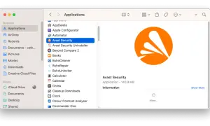 Widok folderu Aplikacje na Macu, gdzie zaznaczony jest "Avast Security". Obok widoczny jest jego pomarańczowy logotyp. To pierwszy krok, by dowiedzieć się, jak odinstalować Avast.