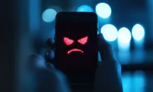Złowroga, czerwona buźka na ekranie telefonu. Czy to znak, że zainstalowano aplikacje szpiegujące telefon?