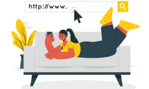 Kobieta na kanapie klika w link. Czy samo kliknięcie w podejrzany link jest niebezpieczne?
