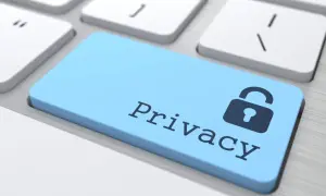 Niebieski klawisz z symbolem kłódki i napisem "Privacy" na klawiaturze. Dbałość o prywatność w sieci jest kluczowa.