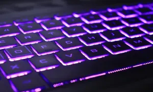 Klawiatura Dell z fioletowym podświetleniem klawiszy. Litery na klawiszach są wyraźnie widoczne dzięki jasnemu, neonowemu blaskowi.