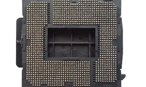 Gniazdo procesora LGA 1200 z licznymi pinami, gotowe na nowy układ.