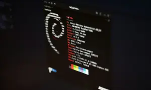Terminal z informacjami o systemie Debian 10, w tym wersją jądra, środowiskiem graficznym GNOME i specyfikacją sprzętu.
