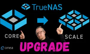Mężczyzna wskazuje na przejście z TrueNAS CORE do SCALE. Ulepszenie systemu NAS.