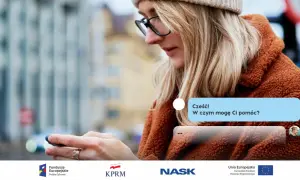 Kobieta z okularami patrzy na telefon, gdzie widać okienko czatu z pytaniem "Cześć! W czym mogę Ci pomóc?". To przykład, co to jest bot.
