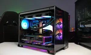Wnętrze komputera z podświetlanymi wentylatorami i kartą graficzną GeForce RTX. Widać wiele części komputera, w tym chłodzenie procesora i pamięć RAM.