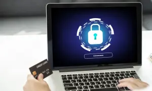 Chroń swoje dane! Dowiedz się, gdzie zgłosić oszustwo internetowe i jak zabezpieczyć kartę kredytową przed cyberprzestępcami.