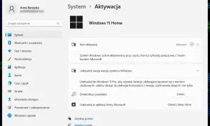 Ekran ustawień Windows 11 Home, sekcja Aktywacja. System jest aktywny, połączony z kontem Microsoft. Możliwe jest uaktualnienie do wersji Pro.