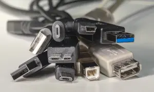 Plątanina kabli USB, w tym złącza USB-A, Micro USB i Mini USB, gotowe do szybkiego transferu danych z prędkością USB 2.0.
