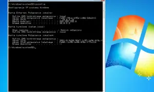 Wiersz polecenia Windows 10 wyświetla konfigurację IP systemu, w tym adresy IPv4 i IPv6 dla połączenia Ethernet.