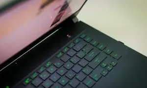 Klawiatura laptopa gamingowego z zielonym podświetleniem. Czy laptop gamingowy nadaje się do pracy? Tak, ten model z pewnością!