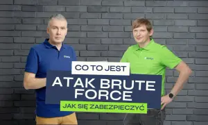 Dwóch mężczyzn omawia atak brute force. Jeden w niebieskiej koszulce, drugi w zielonej.