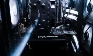 Wnętrze komputera z kartą graficzną EVGA GeForce GTX 1070 Ti. Idealne podzespoły do komputera to klucz do wydajności.