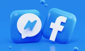 Ikony Facebook i Messenger na niebieskim tle. Uważaj na wirus na Messengerze, który może się ukrywać w wiadomościach.