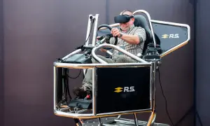 Mężczyzna w goglach VR przeżywa swoje **speed dreams** na symulatorze wyścigowym.
