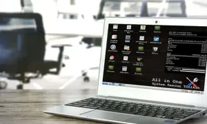 Laptop z uruchomionym systemem **System Rescue** CD. Na ekranie widoczne ikony narzędzi do naprawy systemu i diagnostyki.