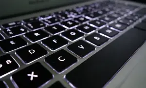 Klawiatura laptopa z podświetlanymi klawiszami. Dowiedz się, jak wygasić ekran w laptopie, naciskając odpowiednie kombinacje klawiszy.