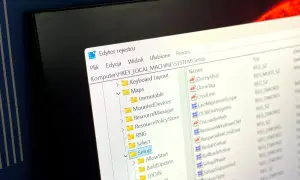 Edytor rejestru Windows 11, gałąź Setup. Widoczne wpisy związane z konfiguracją systemu, np. CloneTag, CmdLine, RestartSetup.