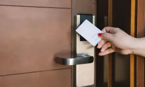 Karta zbliżeniowa przy zamku hotelowym. Proces autoryzacji a autentykacja w praktyce.