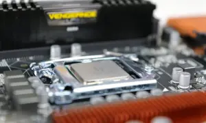 Procesor Intel Core i5-6500 zamontowany w gnieździe LGA1151 na płycie głównej. W tle widać moduł pamięci RAM Corsair Vengeance.