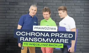 Trzech mężczyzn omawia skuteczną ochronę przed ransomware. Podkreślają, że to coś więcej niż tylko backup.