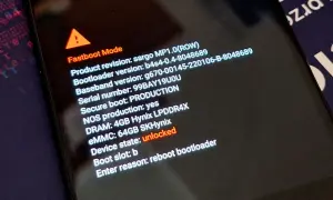 Telefon z odblokowanym bootloaderem w trybie Fastboot. To pierwszy krok do instalacji Linuxa na telefonie.