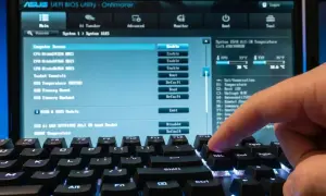 Palec naciska klawisz DEL, aby wejść do BIOS-u ASUS UEFI. Widok ekranu z ustawieniami komputera.