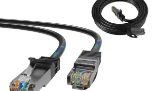 Dwa kable Ethernet z przezroczystymi wtyczkami RJ45 i zwinięty kabel w tle. Różne kategorie kabli ethernet.