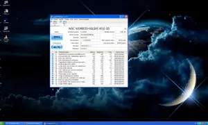 Na pulpicie systemu Windows z tapetą kosmiczną widać okno programu CrystalDiskInfo, który monitoruje stan dysku twardego. W tle, na pasku zadań, widoczny jest skrót do "Linux na starym kompu...", sugerujący, że system ten jest używany.