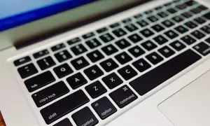 Klawiatura laptopa, gdzie litery tworzą słowo "exploit co to".