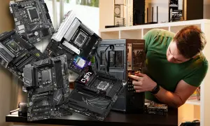 Mężczyzna składa komputer, wokół niego piętrzą się płyty główne z gniazdem socket 1700.