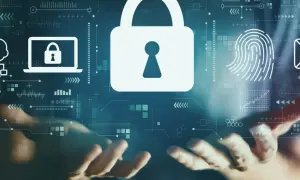 Dostawca internetu widzi odwiedzane strony? Grafika z kłódką, odciskiem palca i laptopem symbolizuje bezpieczeństwo online.