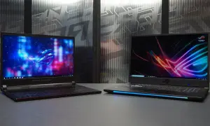 Dwa laptopy gamingowe ROG z podświetlanymi ekranami i klawiaturami. To odpowiedź na pytanie: laptop gamingowy co to jest.