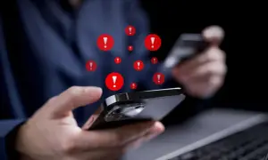 Ostrzeżenia na ekranie telefonu, gdy ktoś próbuje dokonać płatności. To może być pharming – oszustwo polegające na przekierowaniu do fałszywej strony.