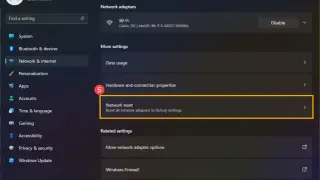 Gdy laptop gubi WiFi, w Ustawieniach sieciowych wybierz "Resetowanie sieci", aby przywrócić ustawienia fabryczne adapterów.