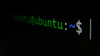 Terminal Ubuntu z zielonym tekstem "ubuntu@ubuntu:~$" - gotowy do konfiguracji własny serwer poczty.