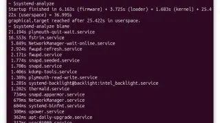 Analiza czasu uruchamiania systemu Linux. Wyniki `systemd-analyze blame` pokazują, które usługi spowalniają autostart.