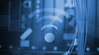 Brak karty sieciowej w laptopie. Symbol Wi-Fi na tle obwodów drukowanych.