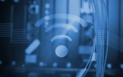 Brak karty sieciowej w laptopie. Symbol Wi-Fi na tle obwodów drukowanych.
