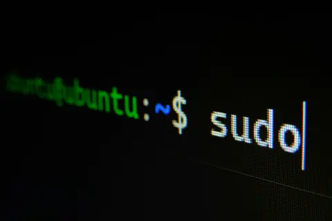 Na ekranie terminala polski linux Ubuntu wyświetla polecenie "sudo".
