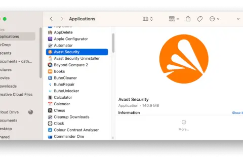 Widok folderu Aplikacje na Macu, gdzie zaznaczony jest "Avast Security". Obok widoczny jest jego pomarańczowy logotyp. To pierwszy krok, by dowiedzieć się, jak odinstalować Avast.
