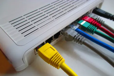Wiele kolorowych kabli podłączonych do routera. Czy to modem? Nie, to router, który rozdziela sygnał.