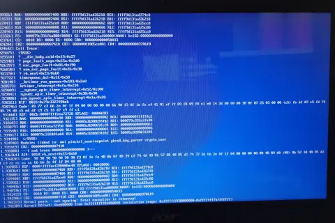 Ekran z niebieskim tłem i białym tekstem, informujący o błędzie "kernel panic". Widoczne są adresy pamięci i rejestry procesora.