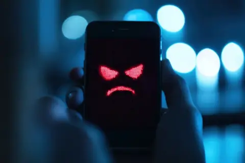 Złowroga, czerwona buźka na ekranie telefonu. Czy to znak, że zainstalowano aplikacje szpiegujące telefon?