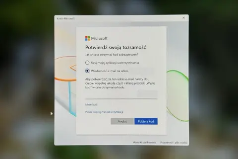 Okno dialogowe Microsoftu prosi o potwierdzenie tożsamości, aby pomóc w procesie jak zablokować ekran Windows. Wybierz opcję otrzymania kodu weryfikacyjnego.