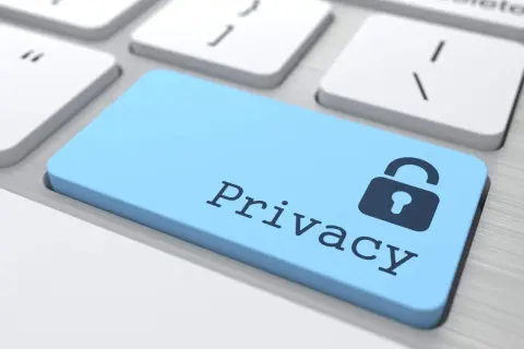 Niebieski klawisz z symbolem kłódki i napisem "Privacy" na klawiaturze. Dbałość o prywatność w sieci jest kluczowa.
