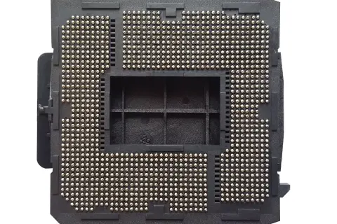 Gniazdo procesora LGA 1200 z licznymi pinami, gotowe na nowy układ.
