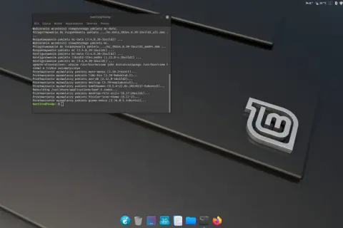 Terminal w Linux Mint Mate pokazuje proces aktualizacji pakietów.