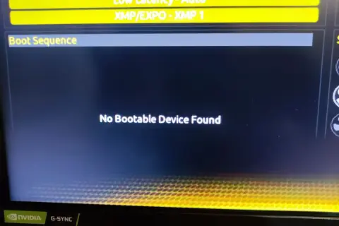 BIOS nie widzi pendrive. Komunikat "No Bootable Device Found" na ekranie, w sekcji Boot Sequence.