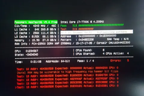 MemTest86 wykrywa błędy w pamięci RAM podczas testu. 5 błędów, 1/4 przejścia.